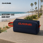 Estuche Dakine Accessory Case Dark Navy en fotografía editorial propia de THE SURF TOWN, estuche azul marino fabricado con materiales reciclados para organizar accesorios, material escolar y viaje