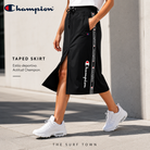 Falda Champion Taped Skirt negra para mujer en fotografía editorial propia de THE SURF TOWN con estilo urbano deportivo y estética lifestyle premium