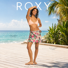 Falda de playa Roxy Ocean Trip Anthracite en escena editorial, imagen editorial propia de THE SURF TOWN