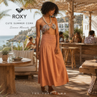 Falda Roxy Cute Summer Cork en fotografía editorial propia de THE SURF TOWN en beach club premium mediterráneo con estilo surf lifestyle femenino