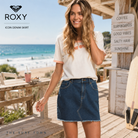 Falda Roxy Icon Denim Skirt en beach club surfero frente al mar, fotografía propia de THE SURF TOWN con estilo surf lifestyle femenino y luz natural de verano