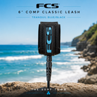 Leash FCS 6' Comp Classic Leash Tranquil Blue Black en fotografía editorial propia de THE SURF TOWN con ambiente surf premium, mar azul, luz solar diurna y fondo costero desenfocado para destacar el producto.