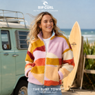 Forro Polar Rip Curl Retro Swell Standard multicolor para mujer con diseño retro en tejido polar sherpa. Chaqueta cálida de invierno para mujer con cremallera completa y bolsillos laterales. Imagen editorial propia de THE SURF TOWN.