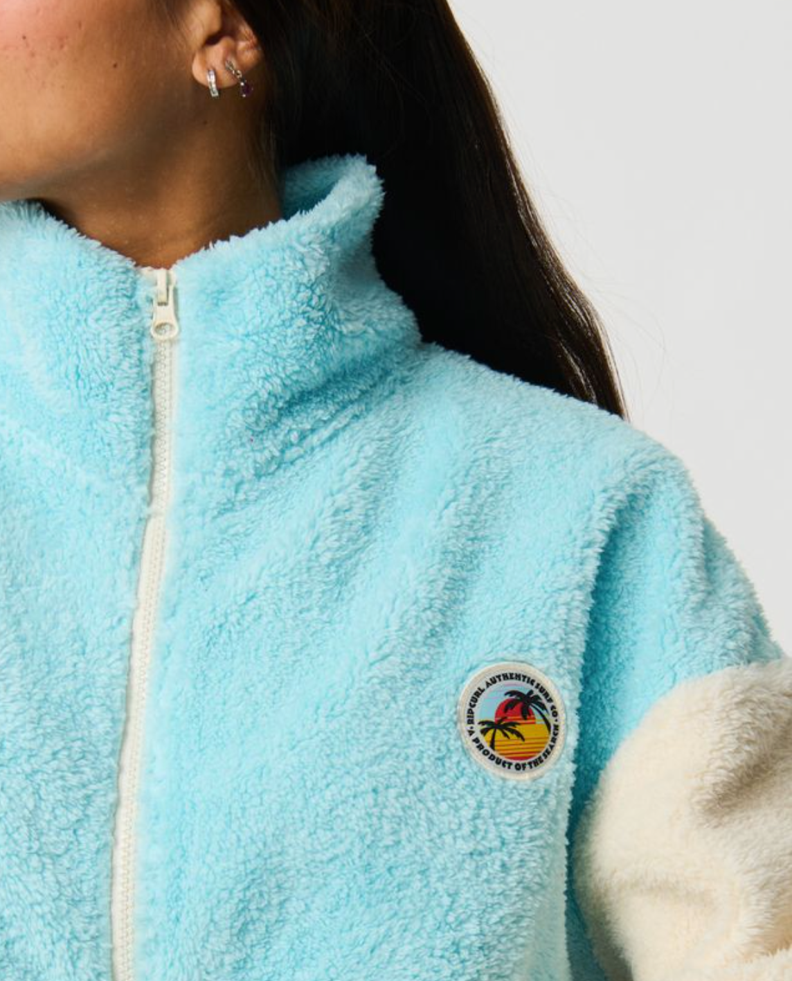 detalle del pecho del Forro Polar Rip Curl Surf Revival Light Blue