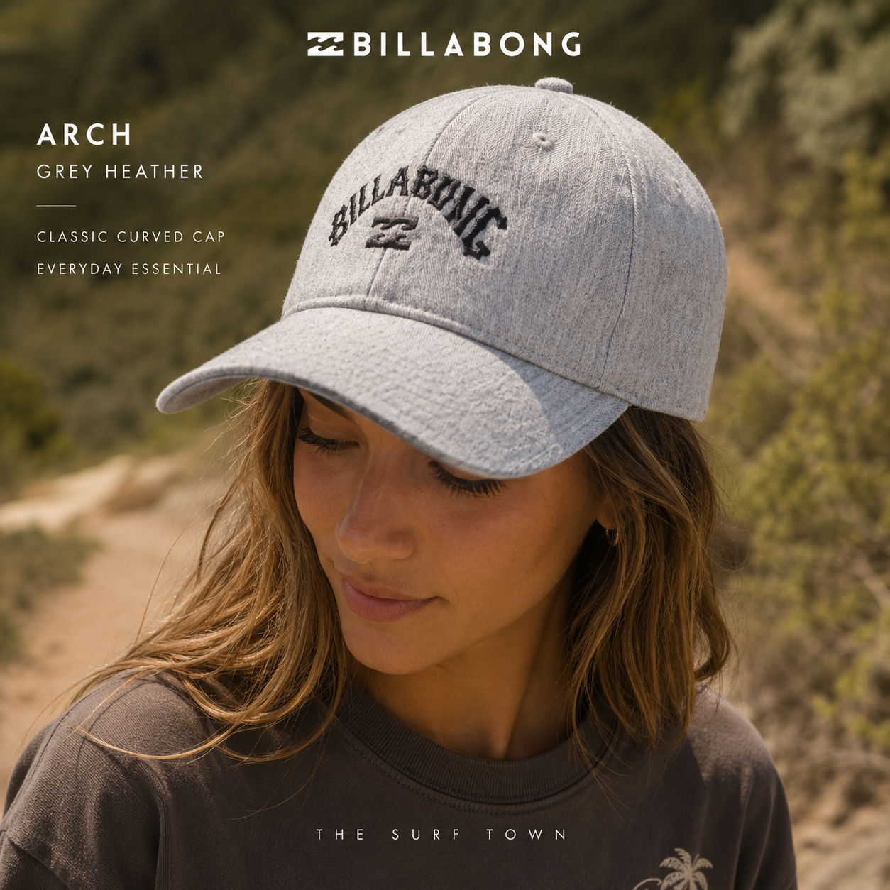 fotografia editorial propia de the surf town de mujer en naturaleza con gorra billabong arch de color gris jaspeado