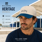 Hombre con gorra Billabong Heritage Oatmeal de pana bicolor en una terminal marítima, imagen editorial propia de THE SURF TOWN