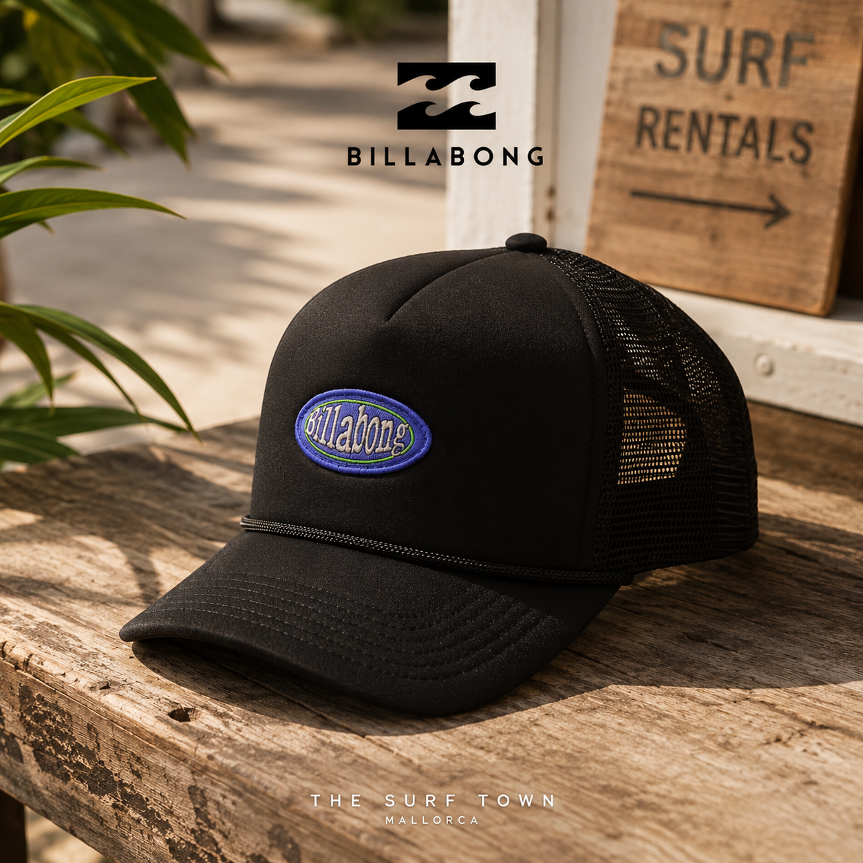 Gorra Billabong Riot Trucker Black en fotografía editorial propia de THE SURF TOWN sobre banco de madera surf junto a tienda de playa con estilo surf lifestyle premium