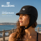 Gorra Billabong Surf Cap Antique Black para surf en fotografía editorial propia de THE SURF TOWN con protección solar y estilo surf técnico para playa y mar
