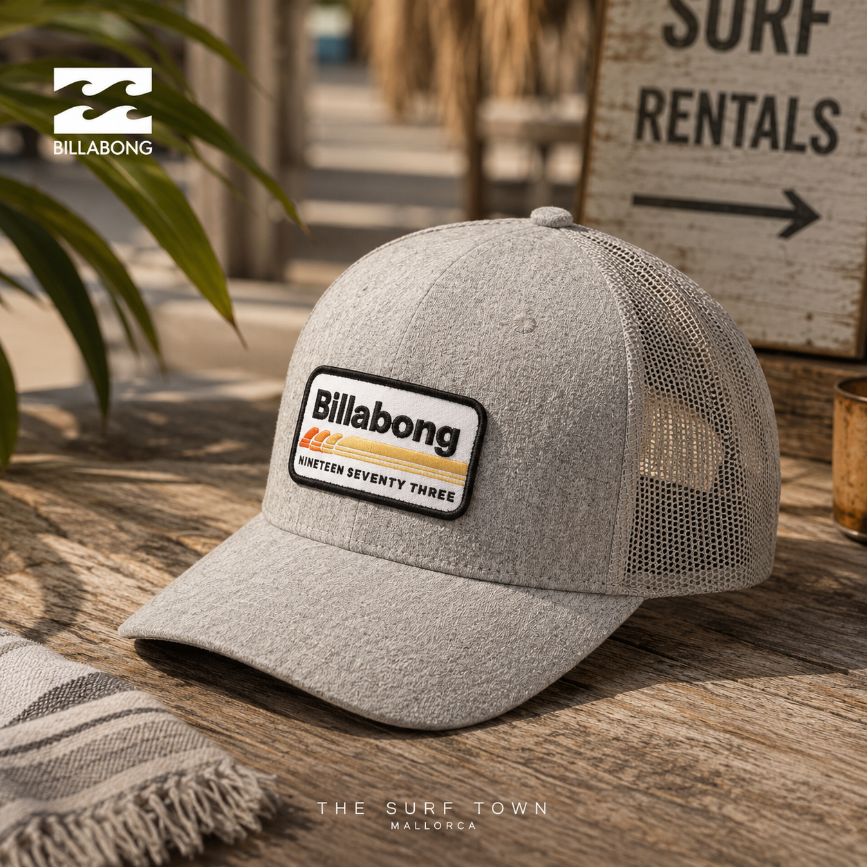 Gorra Billabong Walled Trucker Grey Heather en fotografía editorial propia de THE SURF TOWN sobre mesa de madera surf con estilo coastal lifestyle premium y luz natural diurna