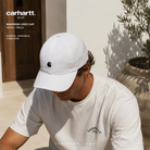 Gorra Carhartt WIP Madison Logo Cap White Black en fotografía lifestyle premium con luz natural y estilo streetwear contemporáneo