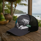 Gorra Coastal New B en fotografía editorial propia de THE SURF TOWN en surf lodge tropical premium junto al océano