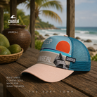 Gorra Coastal Unreal en fotografía editorial propia de THE SURF TOWN en surf lodge tropical premium junto al océano
