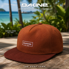 Gorra Dakine Lodge Unstructured Cap Gingerbread en fotografía editorial propia de THE SURF TOWN en resort tropical premium frente al mar