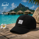 Gorra Herschel Sylas Classic Cap Black en fotografía editorial propia de THE SURF TOWN inspirada en un beach club premium de Bora Bora