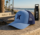 Gorra Hurley Del Mar Trucker Blur Fury azul en paseo marítimo surf skate lifestyle Costa del Sol