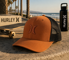 Gorra Hurley Del Mar Trucker Sepia Stone en paseo marítimo surf skate lifestyle premium Costa del Sol