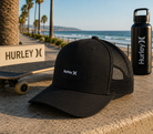 Gorra Hurley Warner Trucker Black en paseo marítimo surf skate lifestyle premium frente al mar