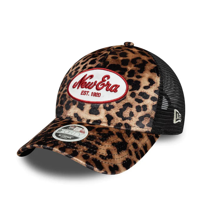 Gorra New Era mujer leopardo estilo trucker con malla negra transpirable ajustable