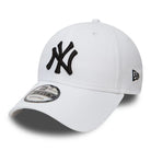 Gorra New Era NY 9FORTY blanca con logo negro bordado y visera curvada ajustable.