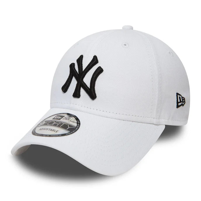 Gorra New Era NY 9FORTY blanca con logo negro bordado y visera curvada ajustable.