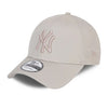 Gorra New Era NY Essential Logo Tonal Stone beige 9FORTY con logo NY tonal bordado y visera curvada.