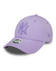 Gorra New Era NY malva 9FORTY con logo tonal bordado y visera curvada ajustable.