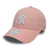 Gorra New Era NY mujer rosa pastel con logo blanco bordado y visera curvada