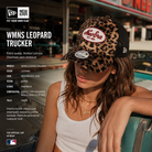 Gorra New Era Wmns Leopard Trucker con estampado leopardo y malla negra en escena editorial americana estilo diner vintage