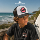 Gorra Quiksilver Decades Cotton Black Trucker Youth para niño en entorno surf junto al océano, fotografía editorial propia de THE SURF TOWN con inspiración surf lifestyle juvenil y aventuras de verano