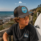 Gorra Quiksilver Decades Cotton Iron Gate Trucker Youth para niño en entorno costero surf, fotografía editorial propia de THE SURF TOWN inspirada en el surf lifestyle juvenil y los días de playa