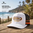 Gorra Rip Curl Surf Revival Trucker White sobre mesa de madera frente al mar, fotografía editorial propia de THE SURF TOWN con estilo surf lifestyle premium y esencia beachwear