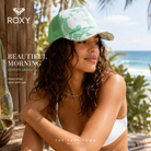 Gorra Roxy Beautiful Morning Zephyr Green en fotografía editorial propia de THE SURF TOWN junto al mar con estilo beach club tropical premium y surf lifestyle femenino