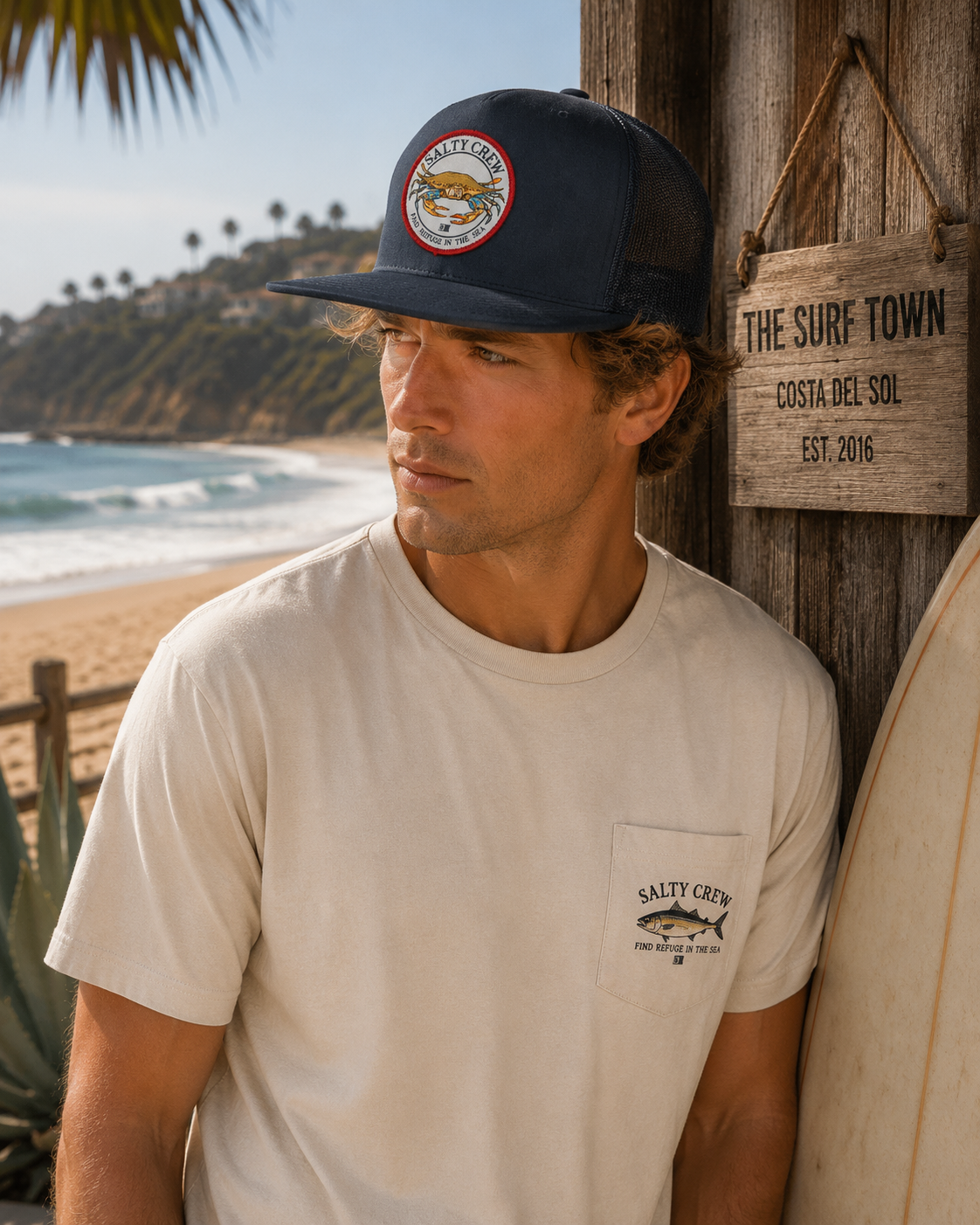 Gorra Salty Crew Jimmy Trucker Navy en ambiente surf lifestyle junto a la playa con estilo Costa del Sol y beach vibes premium