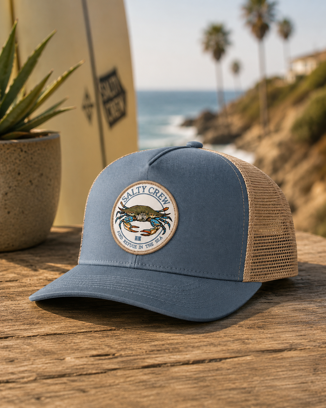 Gorra Salty Crew Jimmy Trucker Quarry Quarry en entorno lifestyle premium con inspiración surf y ambiente Costa del Sol