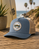 Gorra Salty Crew Jimmy Trucker Quarry Quarry en entorno lifestyle premium con inspiración surf y ambiente Costa del Sol
