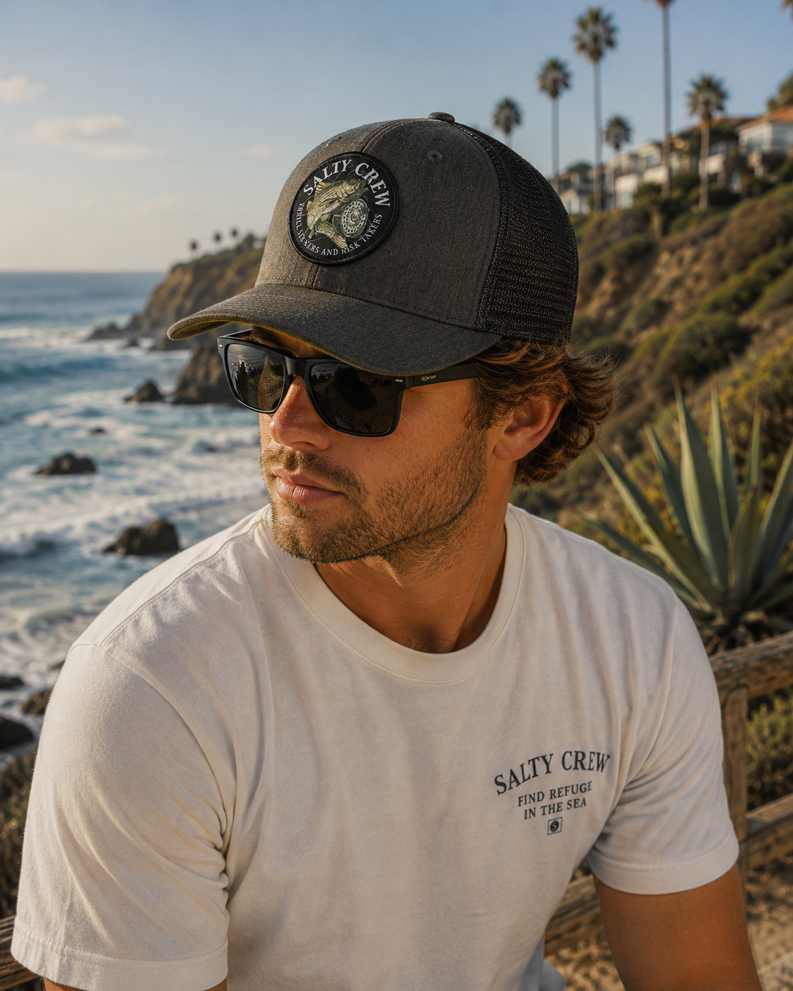 Gorra Salty Crew Reel Fly Retro Trucker Dark Heather Grey en ambiente surf lifestyle junto al mar con estilo Costa del Sol y beach vibes premium