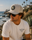 Gorra Salty Crew Reel Fly Retro Trucker Silver en ambiente surf lifestyle junto al mar con estilo Costa del Sol y beach vibes premium