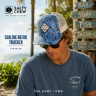 Gorra Salty Crew Sealine Retro Trucker Fin Blue con estampado tropical azul y panel trasero de rejilla
