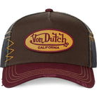 parte delantera de la gorra von dutch de color marron con visera burdeos y logo delantero bordado en burdeos sobre fondo mostaza