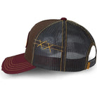 vista lateral de la gorra von dutch de color marron con visera burdeos y logo delantero bordado en burdeos sobre fondo mostaza