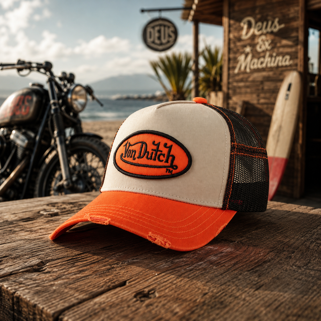 Gorra trucker Von Dutch naranja y beige estilo cafe racer surf lifestyle Bali con moto custom y ambiente coastal vintage premium