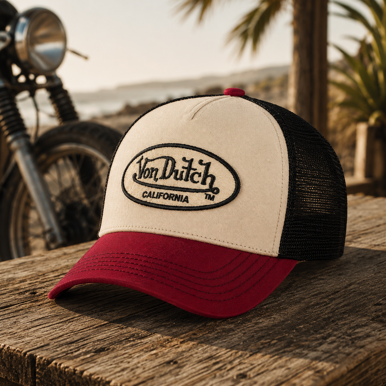 Gorra trucker Von Dutch multicolor crema roja y negra estilo surf vintage premium con estética moto cafe racer California