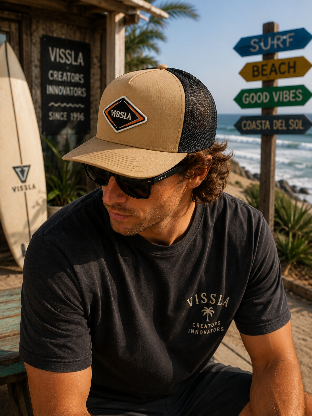 Gorra Vissla Solid Sets Eco Trucker Bronze en ambiente surf lifestyle junto al mar