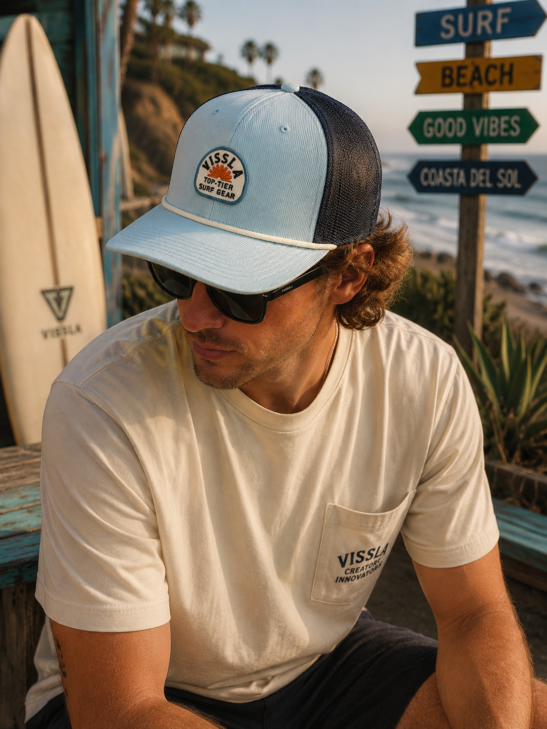 Gorra Vissla West Winds Trucker Faded Denim en ambiente surf lifestyle premium junto al mar