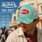 Gorra Von Dutch Bra Gre2 azul turquesa y blanca en escena café racer, imagen editorial propia de THE SURF TOWN