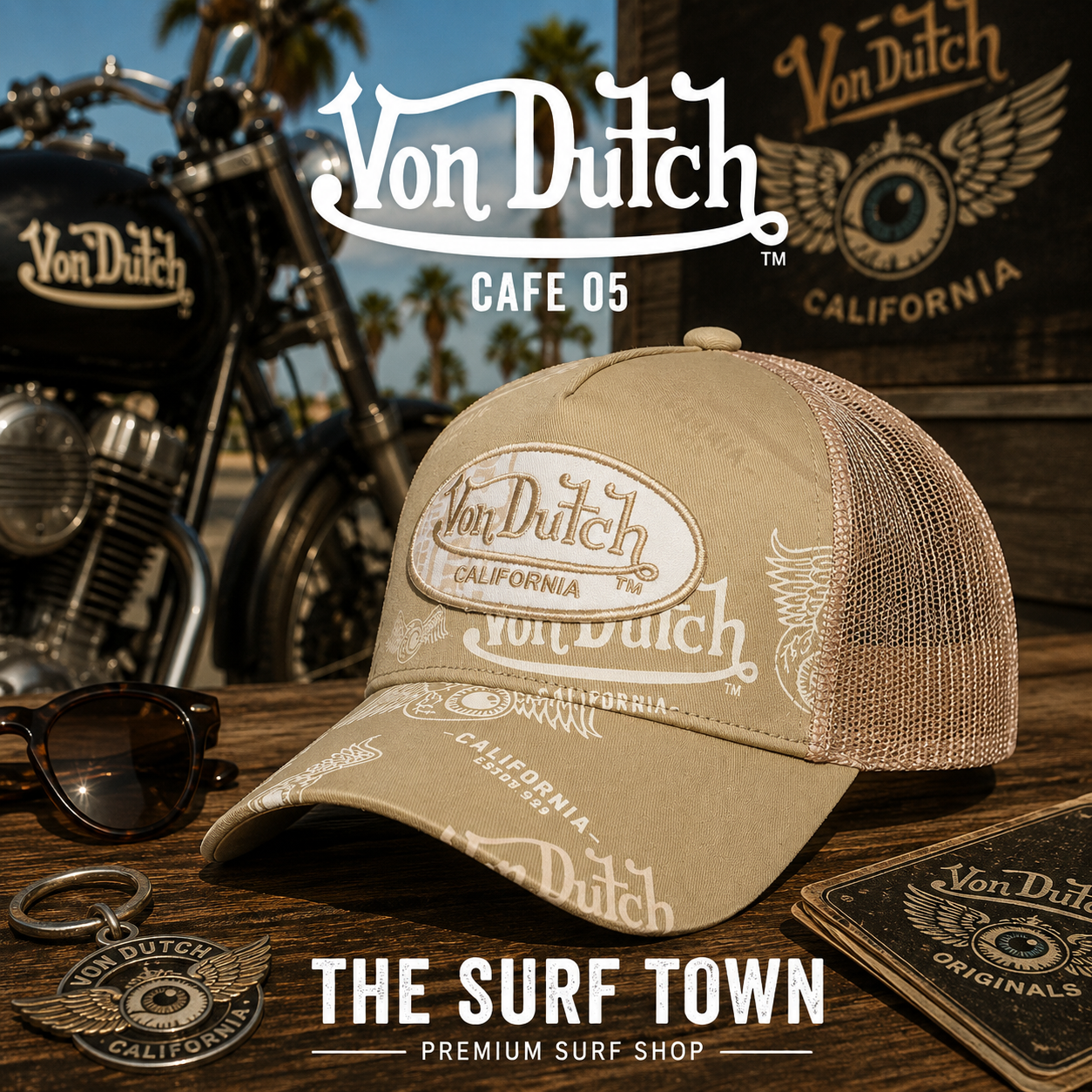 Gorra Von Dutch Cafe 05 en una fotografía editorial exclusiva creada por THE SURF TOWN con estética café racer, moto custom y luz natural diurna, destacando el estampado integral Von Dutch, el parche bordado premium y el diseño trucker en tonos beige.