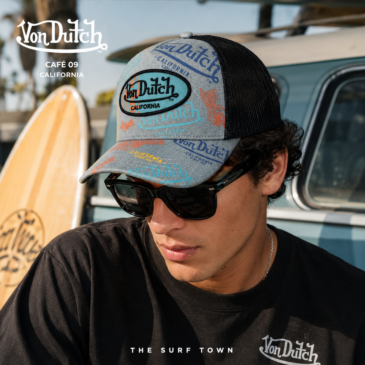 Gorra Von Dutch Cafe 09 multicolor con panel de rejilla negra en fotografía editorial propia de THE SURF TOWN inspirada en el lifestyle California surf y carretera costera.