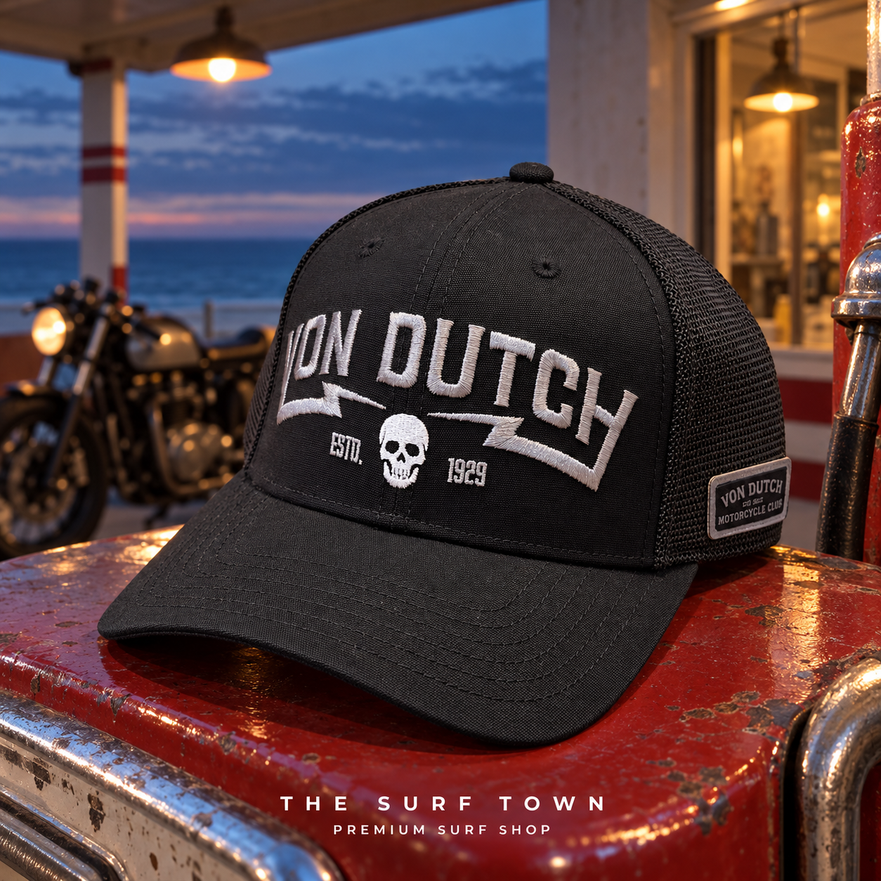 Gorra Von Dutch CAN02 en escena editorial de estación costera café racer