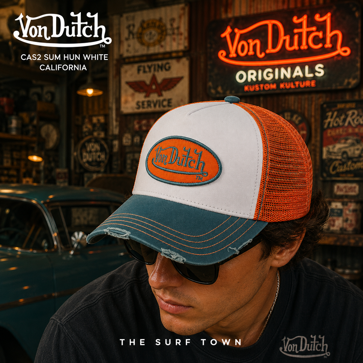 Gorra Von Dutch Cas2 Sum Hun White blanca, azul petróleo y naranja con rejilla trasera en fotografía editorial propia de THE SURF TOWN ambientada en un diner garage americano inspirado en la cultura custom californiana y el estilo trucker vintage.