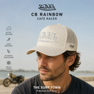 Hombre con Gorra Von Dutch CB Rainbow crema en una imagen editorial propia de THE SURF TOWN con estética café racer.